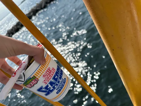 海風とカップ麺のひととき