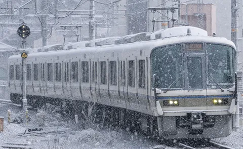 雪降る夜、静寂を運ぶ列車