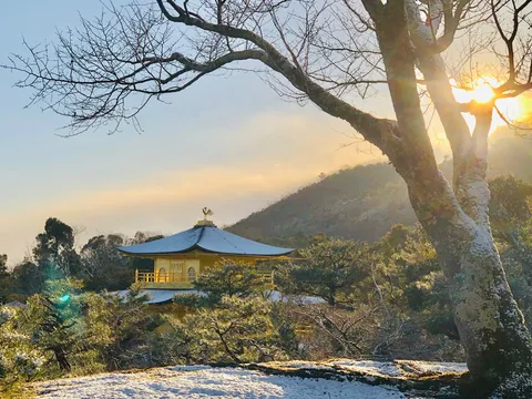 陽光に包まれる雪の金閣