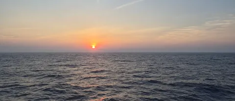 沈む夕日と波の囁き