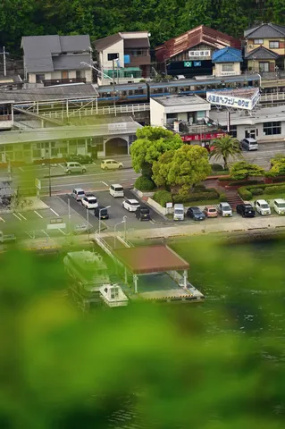 港町の交差点、陸と海の風景