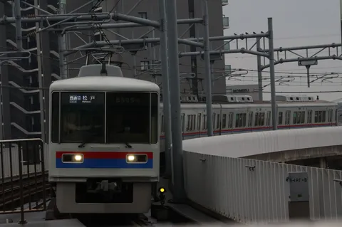 高架を走る静かな列車