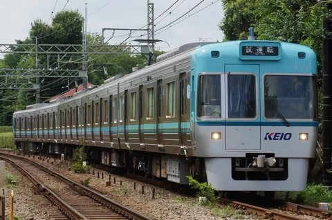 試運転中の青い電車