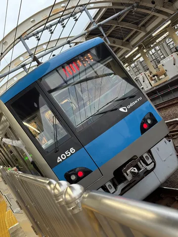 青と鉄の疾走感を映す列車