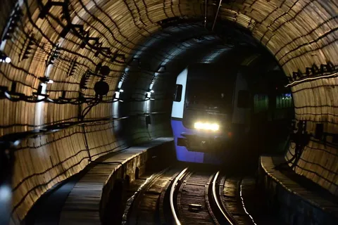 トンネルを抜ける夜の列車