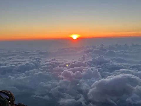 雲海に沈む太陽、幻想的な夜明け
