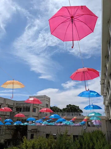 青空を彩る鮮やかな傘のアート