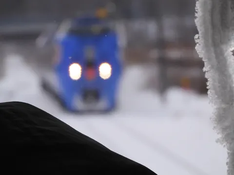 雪窓越しの列車