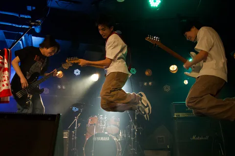 ジャンプするギタリスト、躍動感あふれるステージ