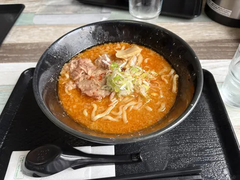 熱々の辛味噌ラーメン、具材たっぷり