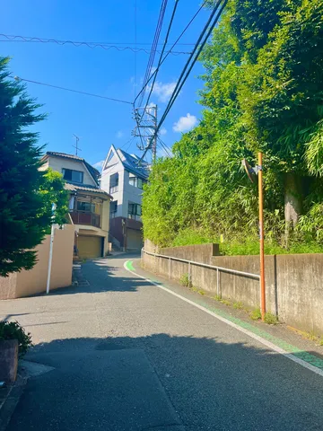 青空と緑が導く坂道