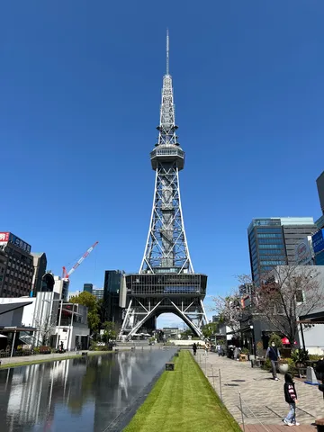 青空にそびえるタワーと水面の反射