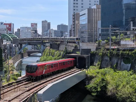 赤い列車、都市迷宮からの脱出劇？