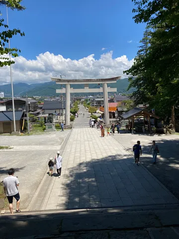 空へと続く鳥居の道