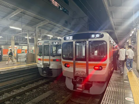 夜の駅、二つの顔を持つ電車