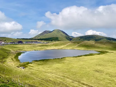 雄大な緑と湖のコントラスト