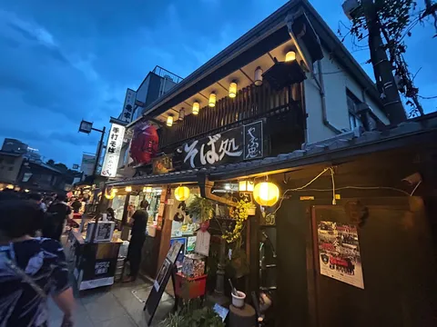 夕暮れ時の風情ある蕎麦屋街