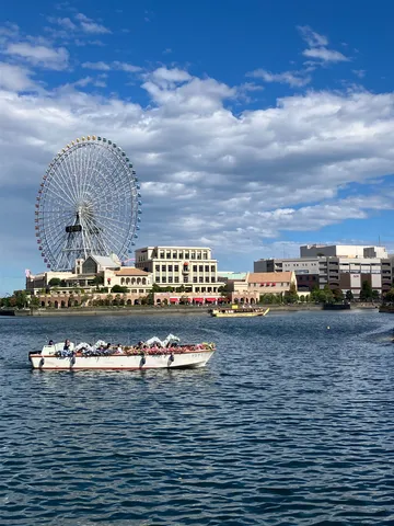 観覧車と水辺を彩る花船
