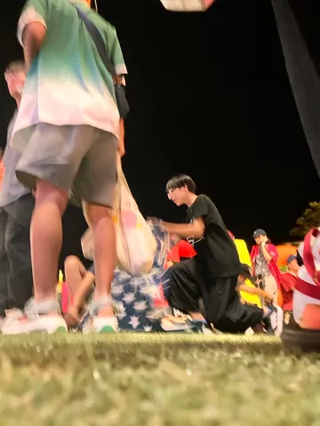 祭りの夜、集まる人々