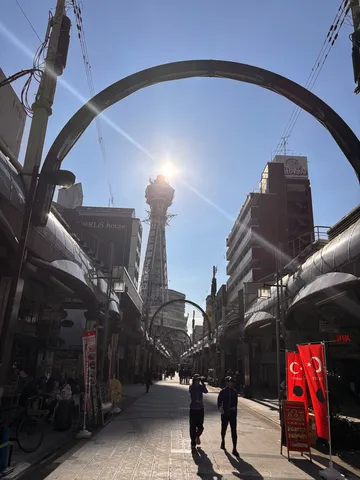 太陽とタワーが導く、賑わいの商店街