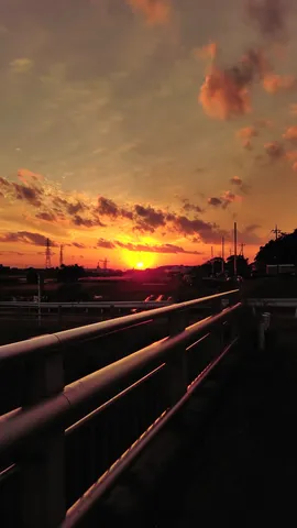 夕焼けと鉄骨のシルエット