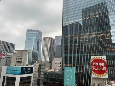鏡張りの街を見上げて