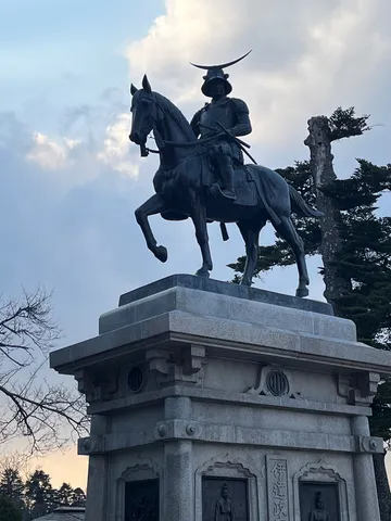 風を切る騎馬像の静寂