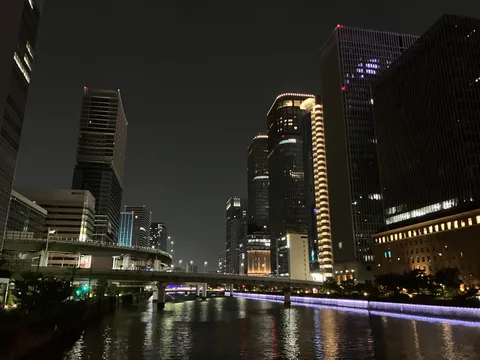 都会の夜景、水面に映る光の川