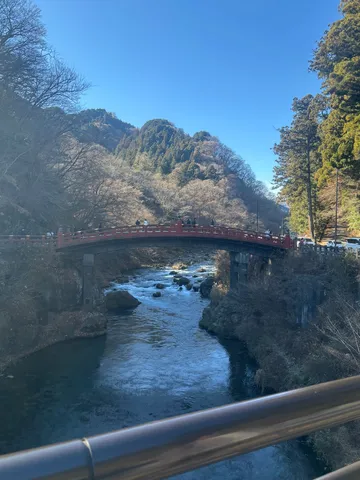悠久の時を渡る、鮮やかな朱橋