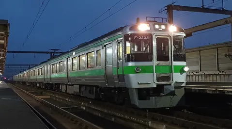 静寂の夜、駅に佇む列車