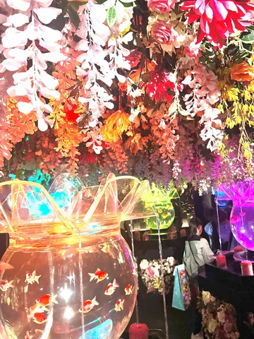花の洪水、金魚は悠々