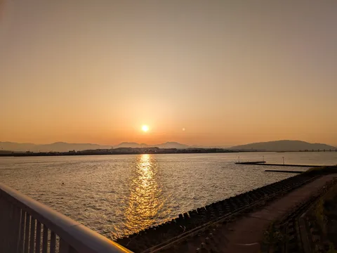 茜空に染まる水辺の道