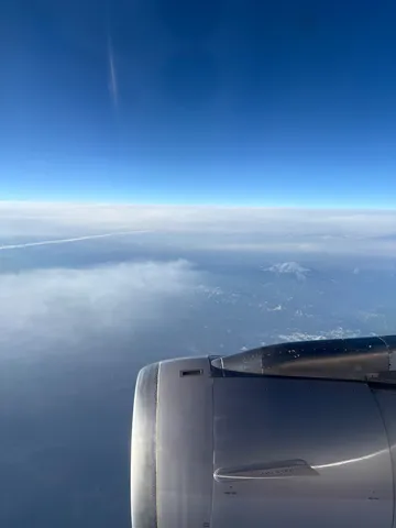 雲海の上の空とエンジンの旅