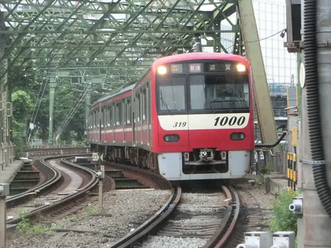 雨の日の鉄道風景