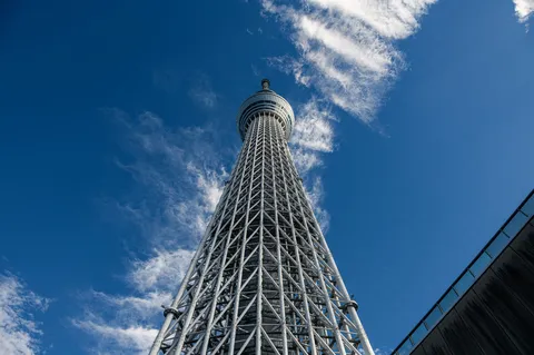 天空へ伸ぶ鉄骨の風景