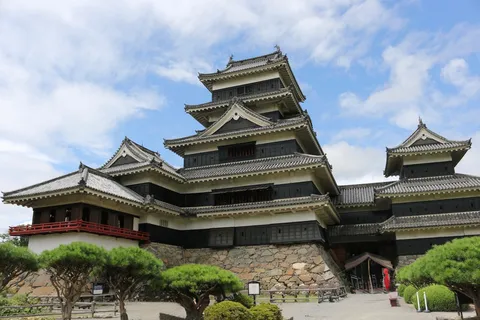 黒と白のコントラスト、堂々たる城郭