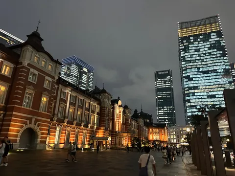 レトロとモダンが交差する夜景