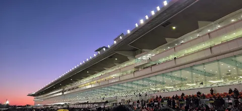 スタジアムの夜景と観客
