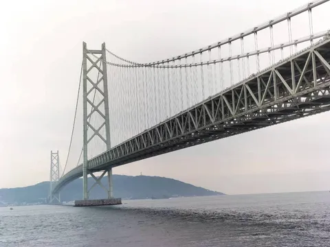 雄大なる吊り橋、海を跨ぐ