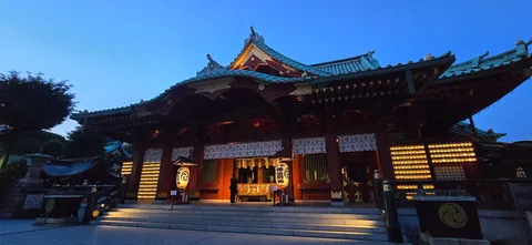 夜の社殿、光の魔法にかかってる？