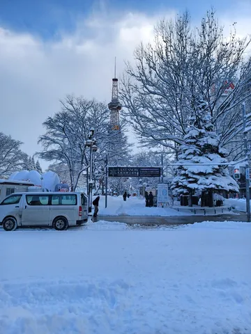 雪景色の街角、静かな瞬間