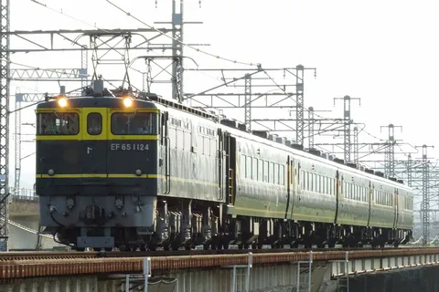 鉄骨ジャングルを駆け抜ける機関車