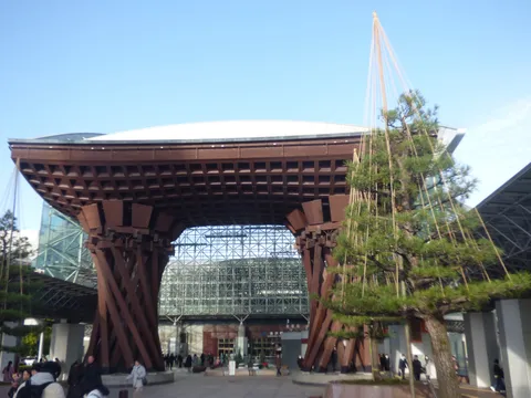 木造りの巨大な門と松の木