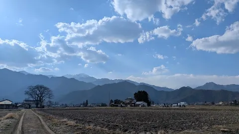 田園と山影の朝景
