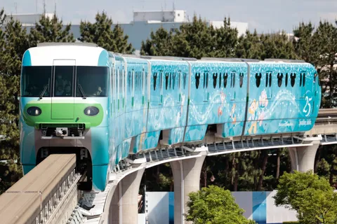 青空に映えるラッピング車両