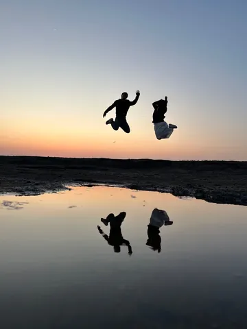 水面に映る、躍動のシルエット