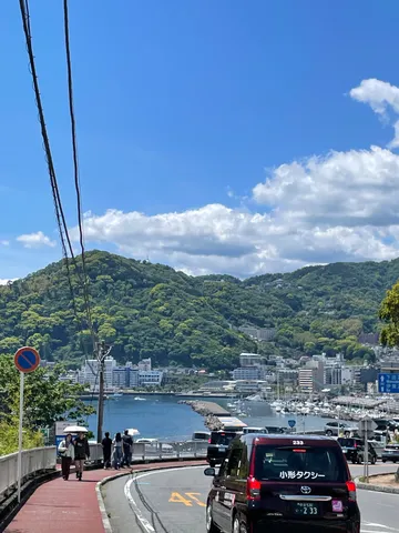潮風と山の街並み
