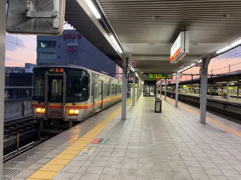 夕暮れの駅ホーム風景