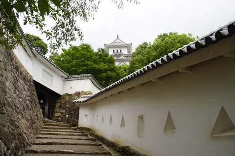 石畳と白壁の静かな道