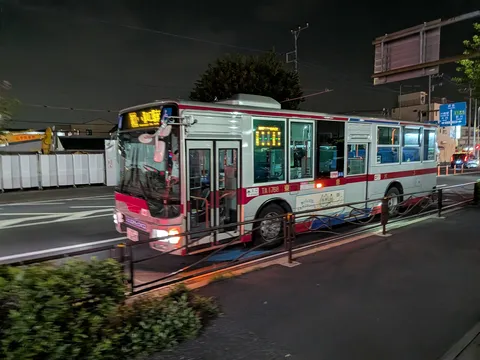 夜の街を駆けるバスマシーン